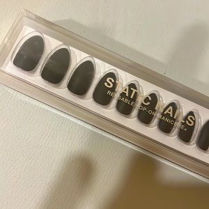 Static nails , almond shape , Matte black